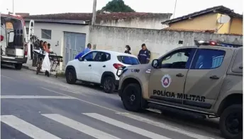 Menina de 4 anos morre após ser esquecida pelo pai dentro de carro 