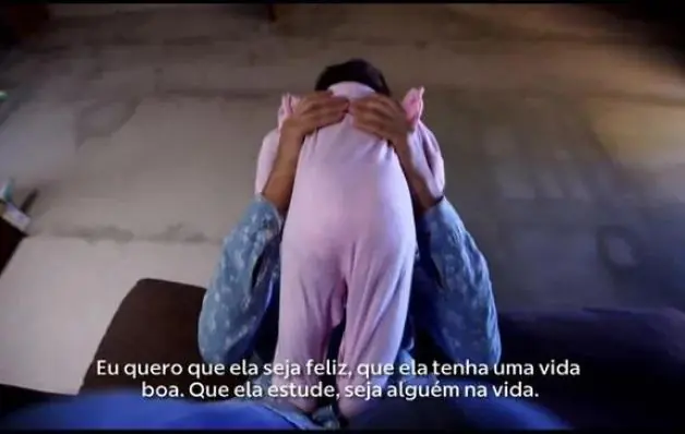 Menina que engravidou aos 12 anos após ser estuprada pelo pai entrega bebê para adoção