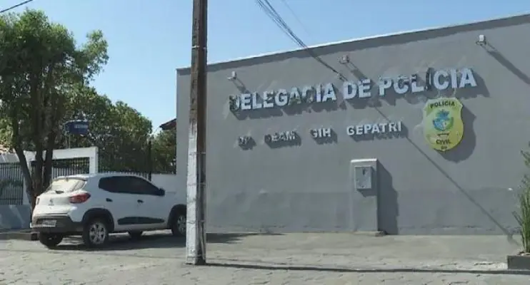 Menino de 10 anos esfaqueia o pai para defender a mãe de agressões, diz polícia