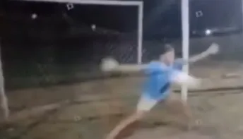Menino de 16 anos morre após defender pênalti com o peito 
