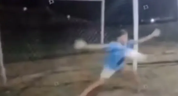 Menino de 16 anos morre após defender pênalti com o peito 