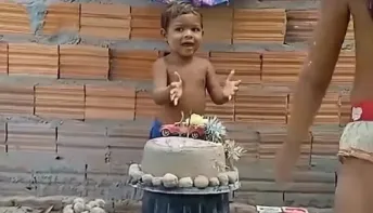 Menino de 2 anos comemora aniversário com bolo e docinhos de areia