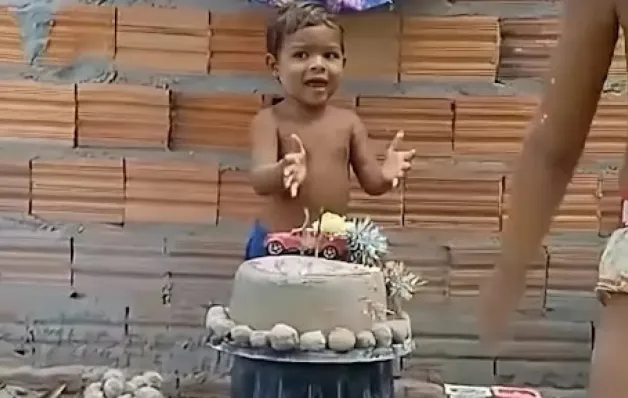 Menino de 2 anos comemora aniversário com bolo e docinhos de areia