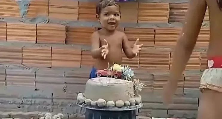 Menino de 2 anos comemora aniversário com bolo e docinhos de areia