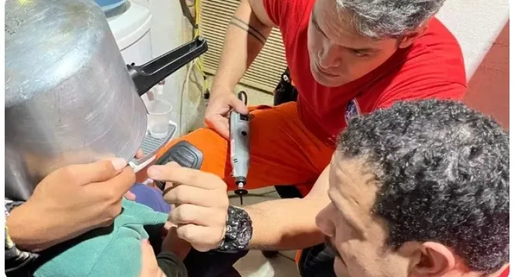 Menino de 2 anos fica mais de uma hora com panela de pressão presa na cabeça 