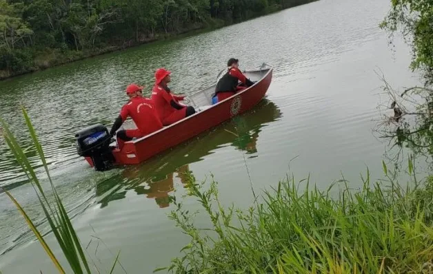 Menino de 8 anos morre afogado enquanto acompanhava o pai em pescaria