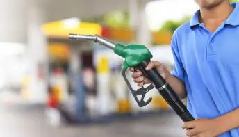 Mesmo após corte, gasolina segue mais cara no Brasil do que no exterior