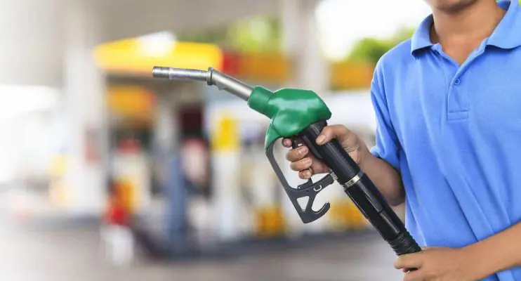 Mesmo após corte, gasolina segue mais cara no Brasil do que no exterior