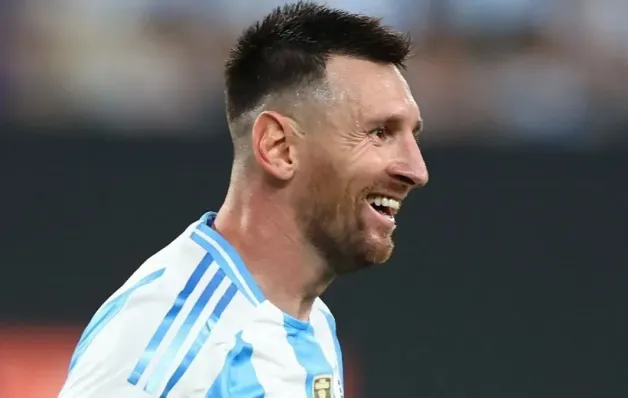 Messi chega ao 43º título da carreira e se isola como maior campeão do futebol