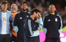 Messi dá adeus à Argentina sob lágrimas e festa no Monumental