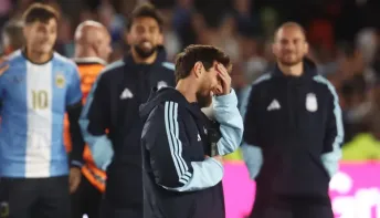 Messi dá adeus à Argentina sob lágrimas e festa no Monumental
