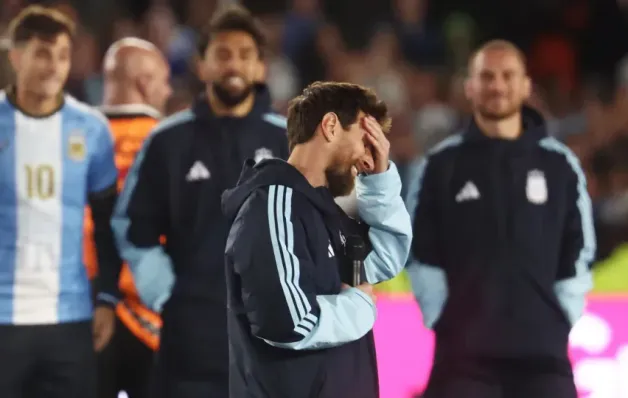 Messi dá adeus à Argentina sob lágrimas e festa no Monumental
