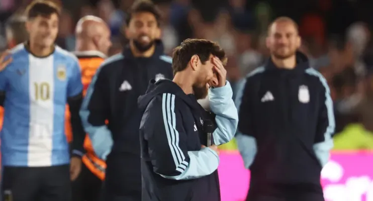 Messi dá adeus à Argentina sob lágrimas e festa no Monumental