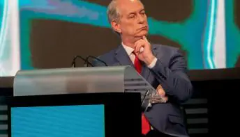 Meteram a faca nas minhas costas, diz Ciro sobre aliança de irmãos com PT
