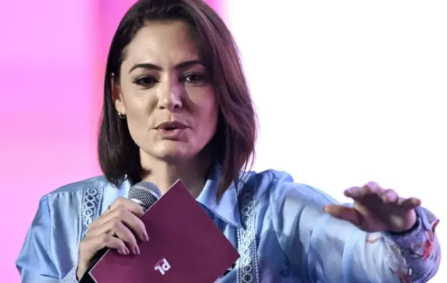 Michelle Bolsonaro tenta conter repercussão negativa após elogio a programa de Lula