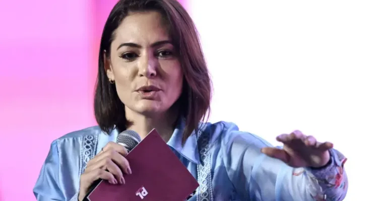 Michelle Bolsonaro tenta conter repercussão negativa após elogio a programa de Lula