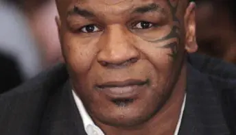 Mike Tyson perde paciência dentro de avião e agride passageiro com socos