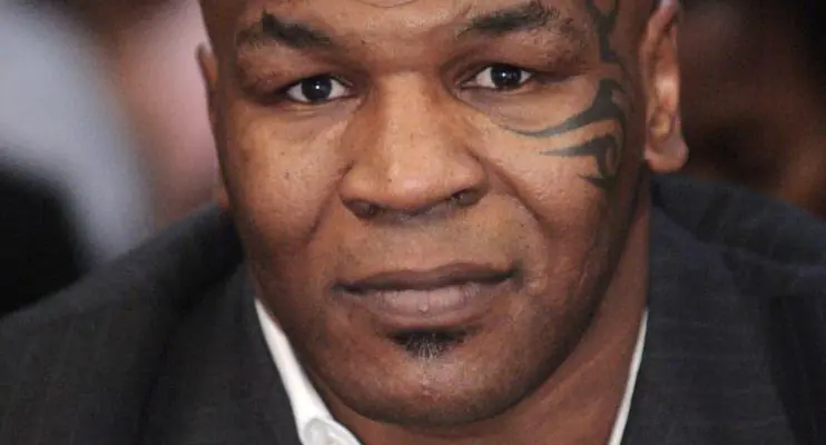 Mike Tyson perde paciência dentro de avião e agride passageiro com socos
