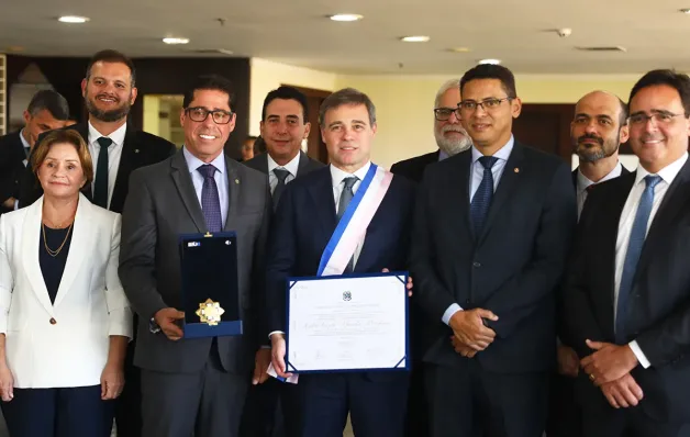 Ministro  do STF André Mendonça recebe honraria da Ales