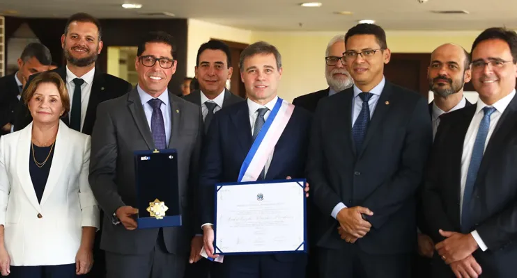 Ministro  do STF André Mendonça recebe honraria da Ales