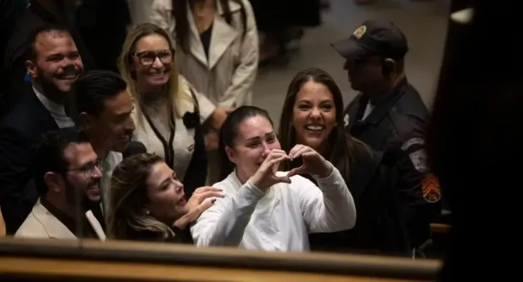 Monique Medeiros, mãe de Henry, recebe perdão judicial; entenda