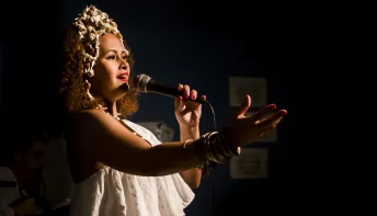 Monique Rocha celebra a vida e obra de Clara Nunes no espetáculo “O Canto da Guerreira”