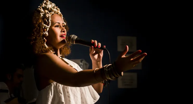 Monique Rocha celebra a vida e obra de Clara Nunes no espetáculo “O Canto da Guerreira”