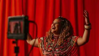 Monique Rocha lança clipe de exaltação ao povo negro e de luta contra o racismo 