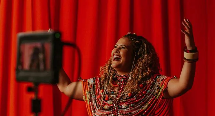 Monique Rocha lança clipe de exaltação ao povo negro e de luta contra o racismo 
