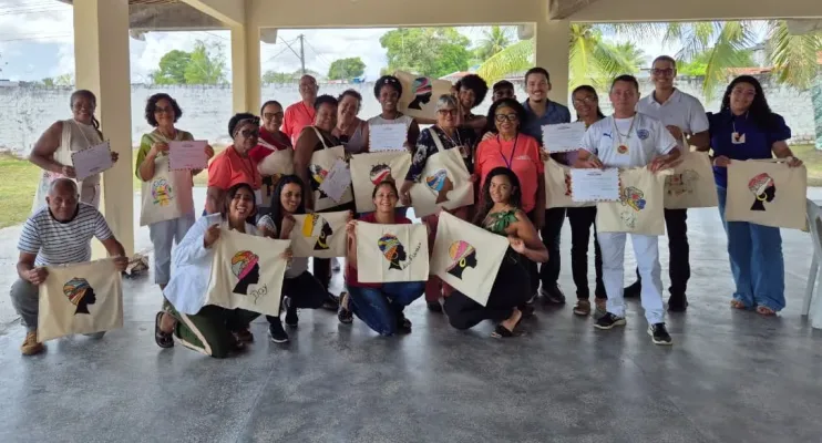 Moradores de Dias d’Ávila aprendem a transformar plástico em arte e gerar renda