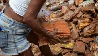 Moradores procuram alimentos em meio à sujeira de lama causada pela chuva