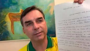Moraes proíbe visitas de Flávio a Bolsonaro após divulgação de carta