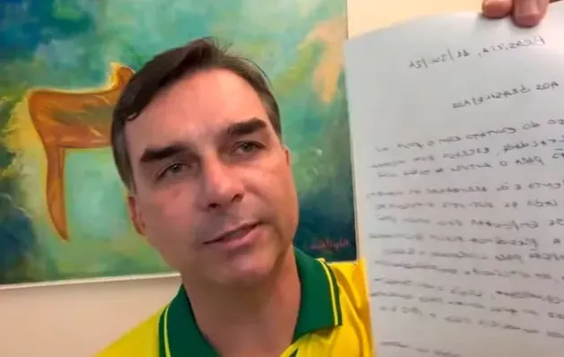 Moraes proíbe visitas de Flávio a Bolsonaro após divulgação de carta