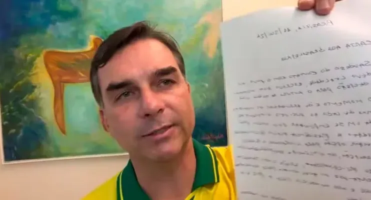 Moraes proíbe visitas de Flávio a Bolsonaro após divulgação de carta