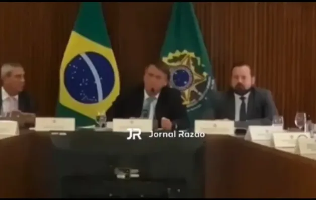 Moraes retira sigilo e divulga íntegra da reunião de Bolsonaro e ministros