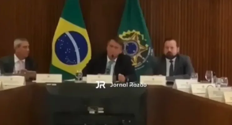 Moraes retira sigilo e divulga íntegra da reunião de Bolsonaro e ministros