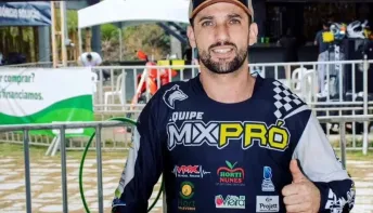 Morre ao 32 anos João Tadeu, piloto de motocross no quintal de sua casa brincado com o filho