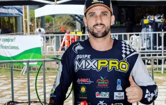Morre ao 32 anos João Tadeu, piloto de motocross no quintal de sua casa brincado com o filho