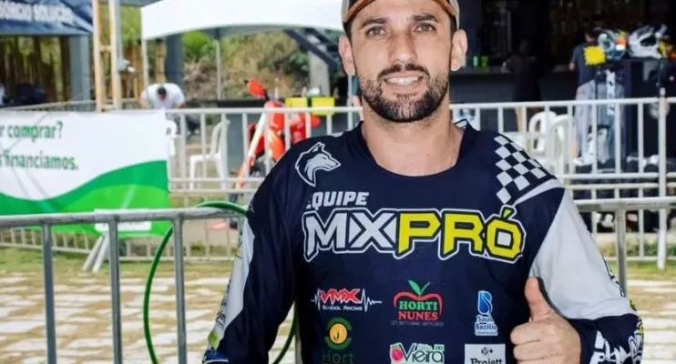 Morre ao 32 anos João Tadeu, piloto de motocross no quintal de sua casa brincado com o filho
