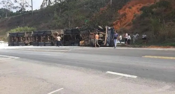  Motociclista morre após carreta tombar sobre moto na BR-262