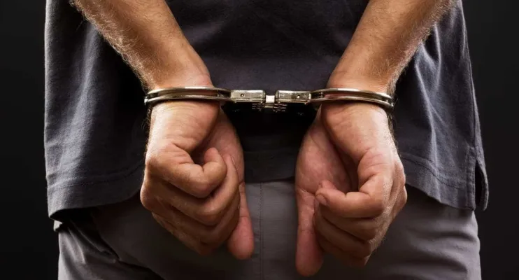 Motorista de aplicativo é preso ao filmar ida a motel com menina de 14 anos