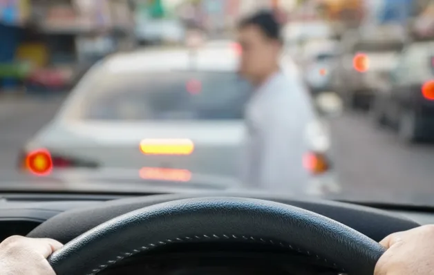 Motorista de aplicativo é preso por jogar carro em cima de passageiros em SP