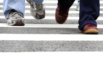 Motorista deve parar quando pedestre atravessa rua, mesmo onde não há faixa; veja regras
