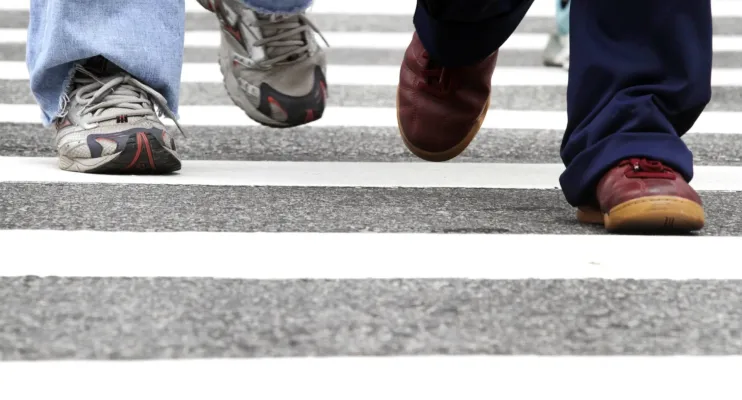 Motorista deve parar quando pedestre atravessa rua, mesmo onde não há faixa; veja regras
