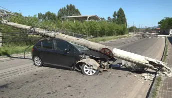 Motorista perde o controle de carro, bate e derruba seis postes em Vila Velha, no ES