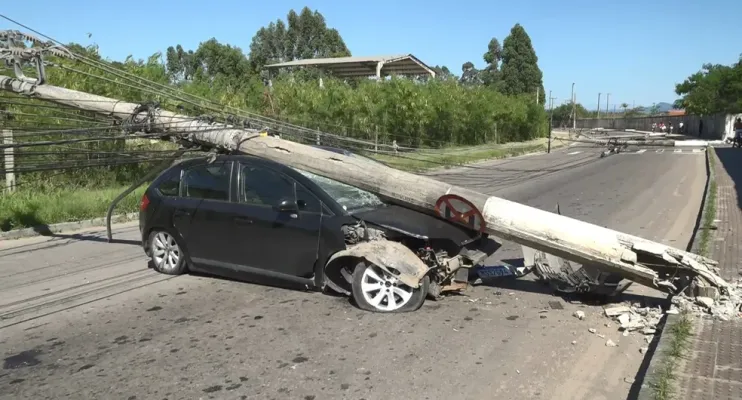 Motorista perde o controle de carro, bate e derruba seis postes em Vila Velha, no ES