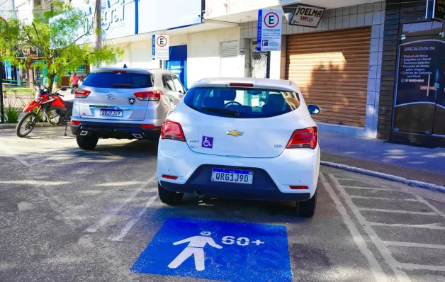 Motoristas com direito à isenção no estacionamento rotativo de Linhares devem possuir cartão de identificação