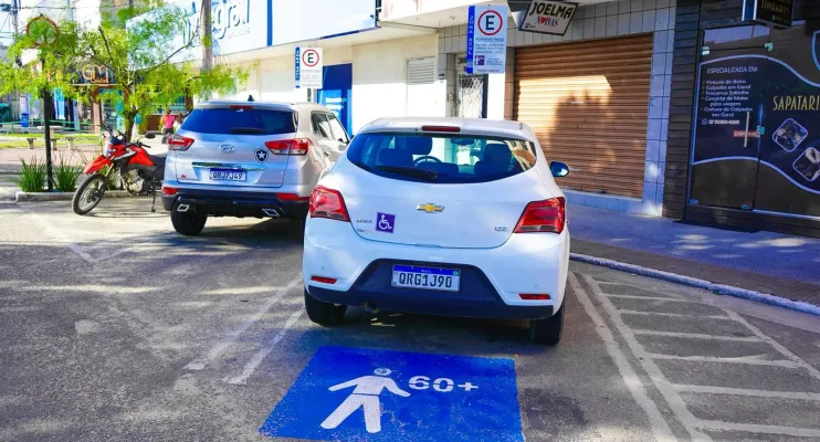 Motoristas com direito à isenção no estacionamento rotativo de Linhares devem possuir cartão de identificação