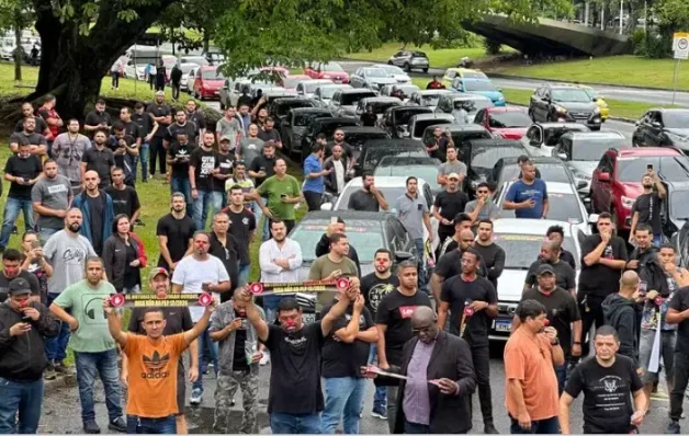 Motoristas de aplicativo fazem manifestação contra a regulamentação da profissão
