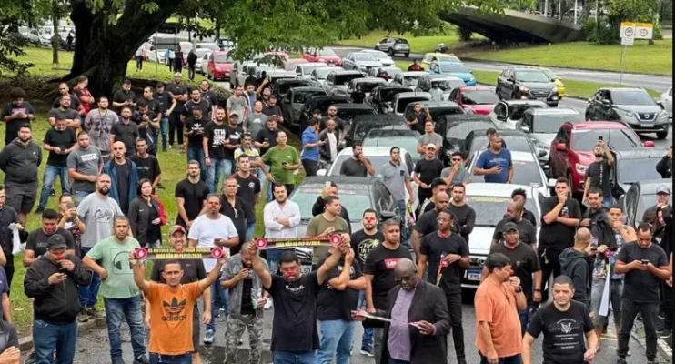Motoristas de aplicativo fazem manifestação contra a regulamentação da profissão